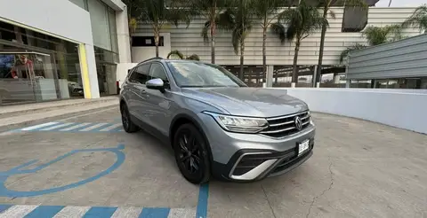 Volkswagen Tiguan Comfortline 5 asientos